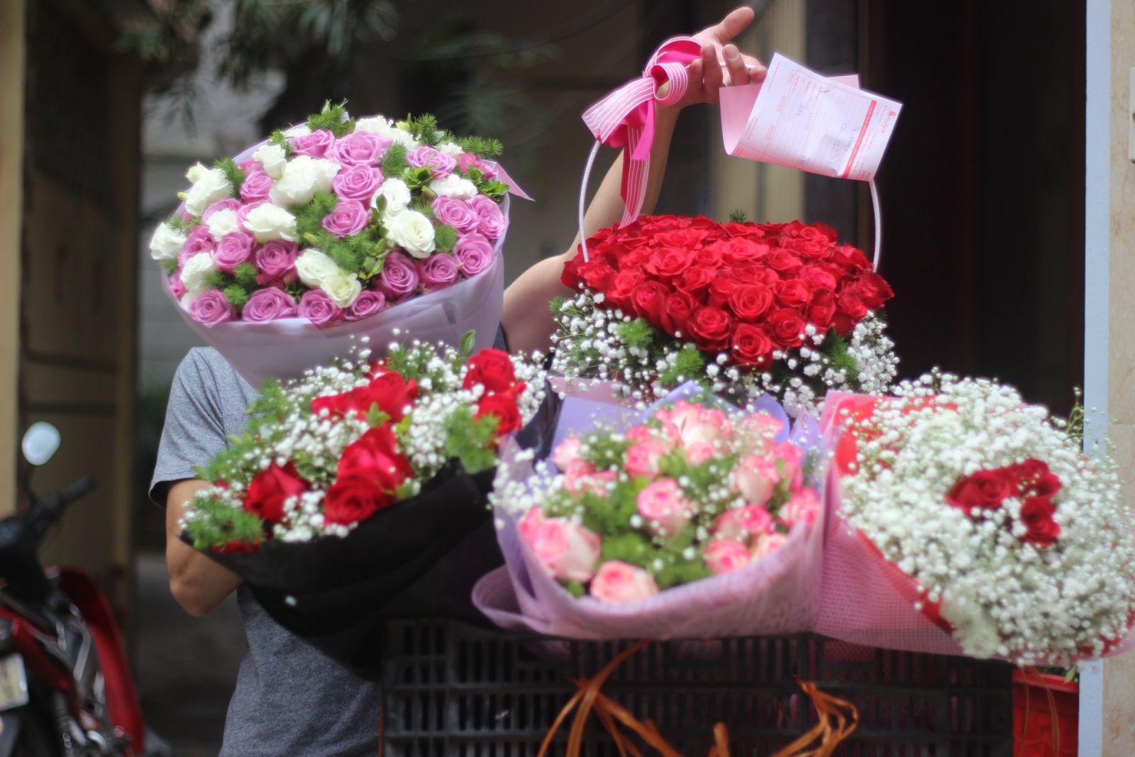 Giá hoa tươi ở một số thành phố tăng cao trong ngày 20/11